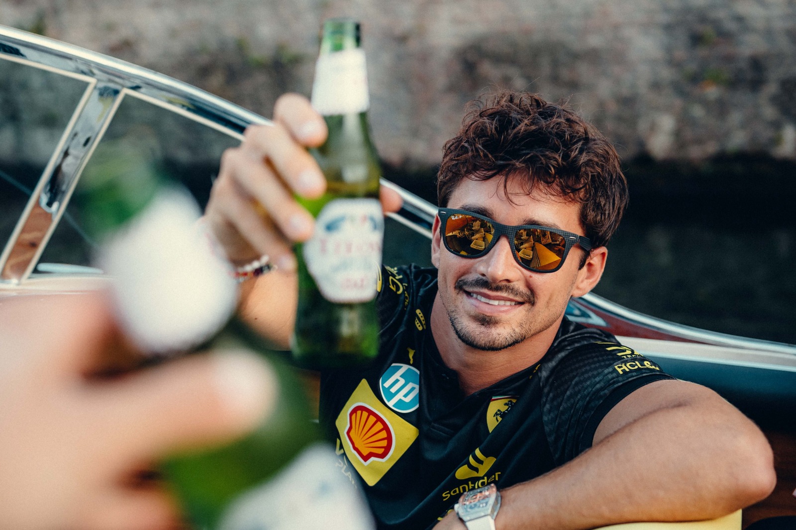 Leclerc porte un toast avec Peroni Nastro Azzurro 0.0%