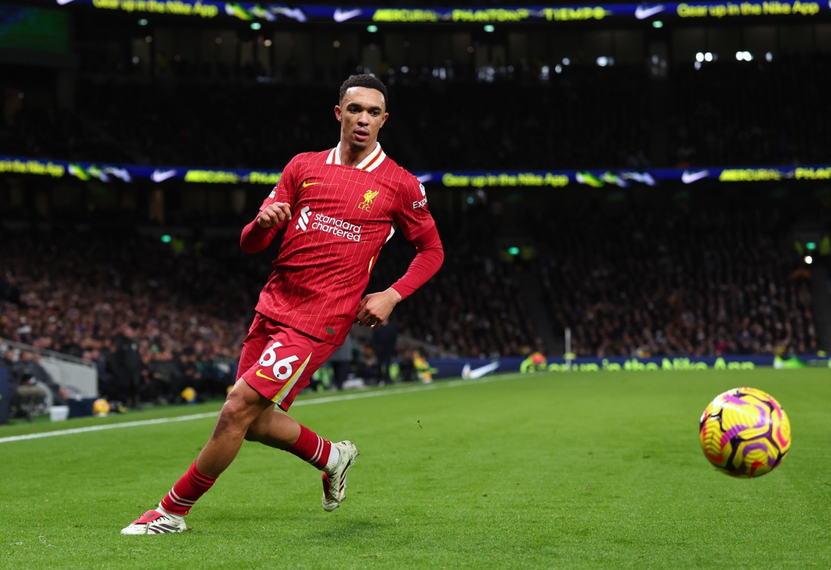 Trent Alexander-Arnold en action pour Liverpool contre Tottenham