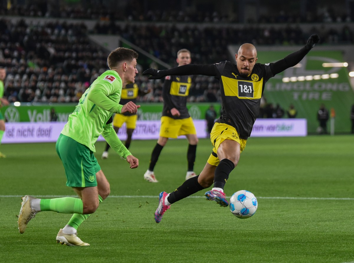 Donyell Malen en action pour Dortmund contre Wolfsburg