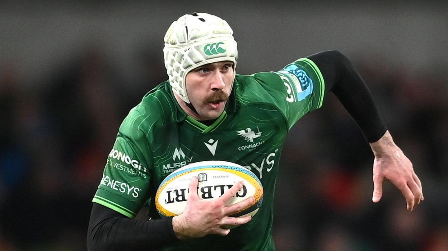 Mack Hansen en train de courir avec le ballon