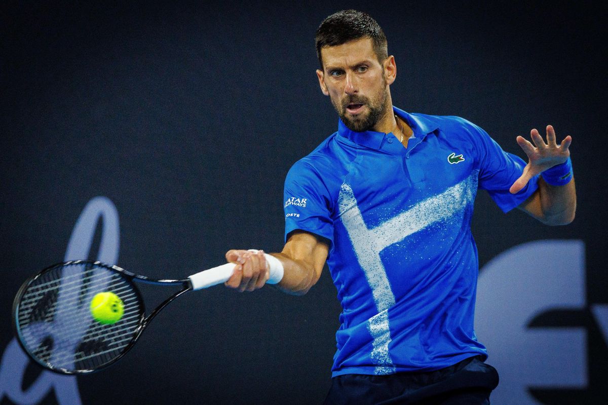 Novak Djokovic renvoie une balle lors du quart de finale masculin contre Reilly Opelka au tournoi de Brisbane, 3 janvier 2025.