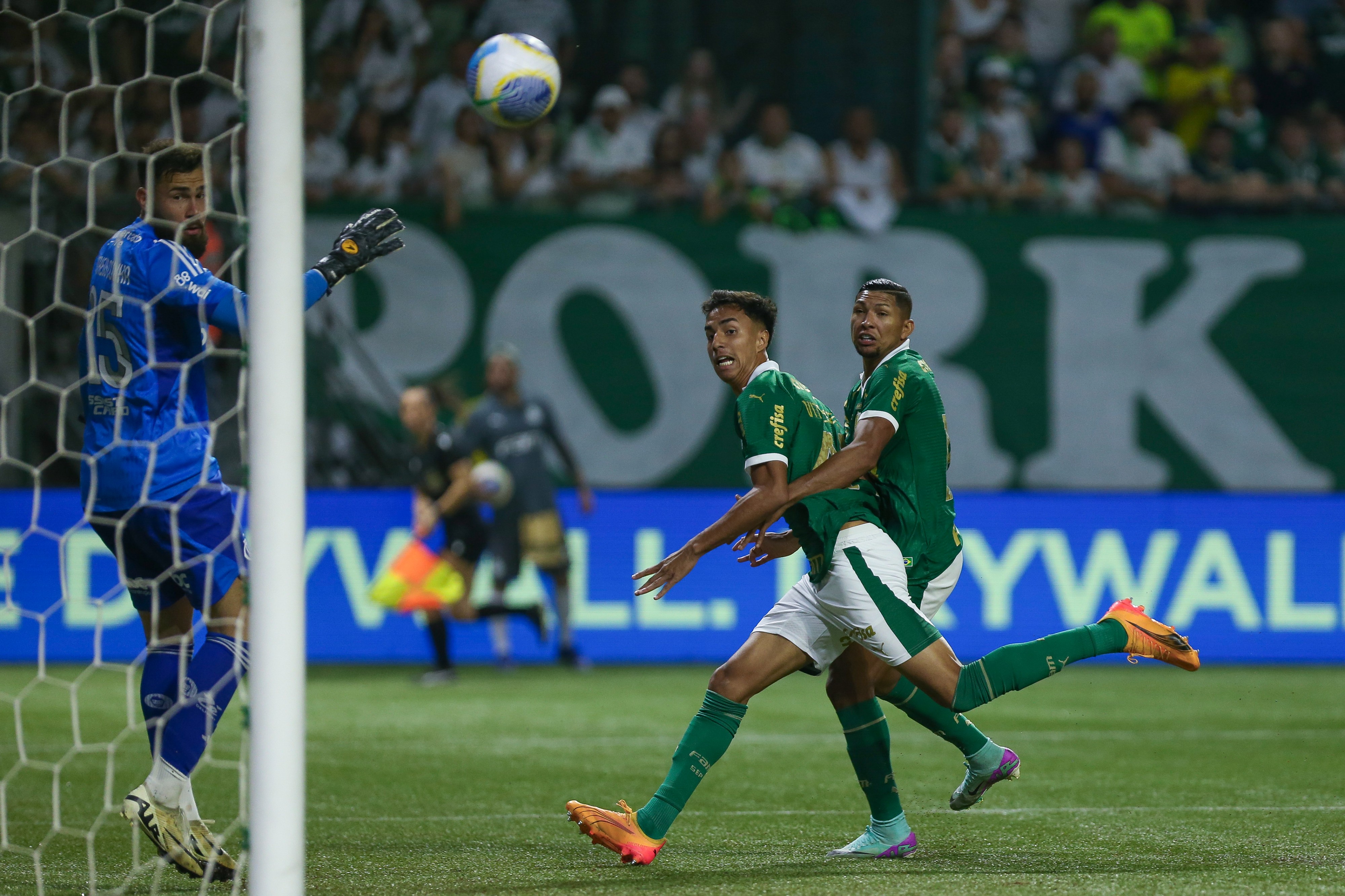 Vitor Reis de Palmeiras marque un but durant le match Copa do Brasil contre Flamengo