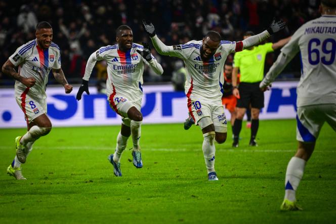 Alexandre Lacazette et ses coéquipiers de l’Olympique lyonnais, à Décines-Charpieu (Rhône), le 4 janvier 2024.