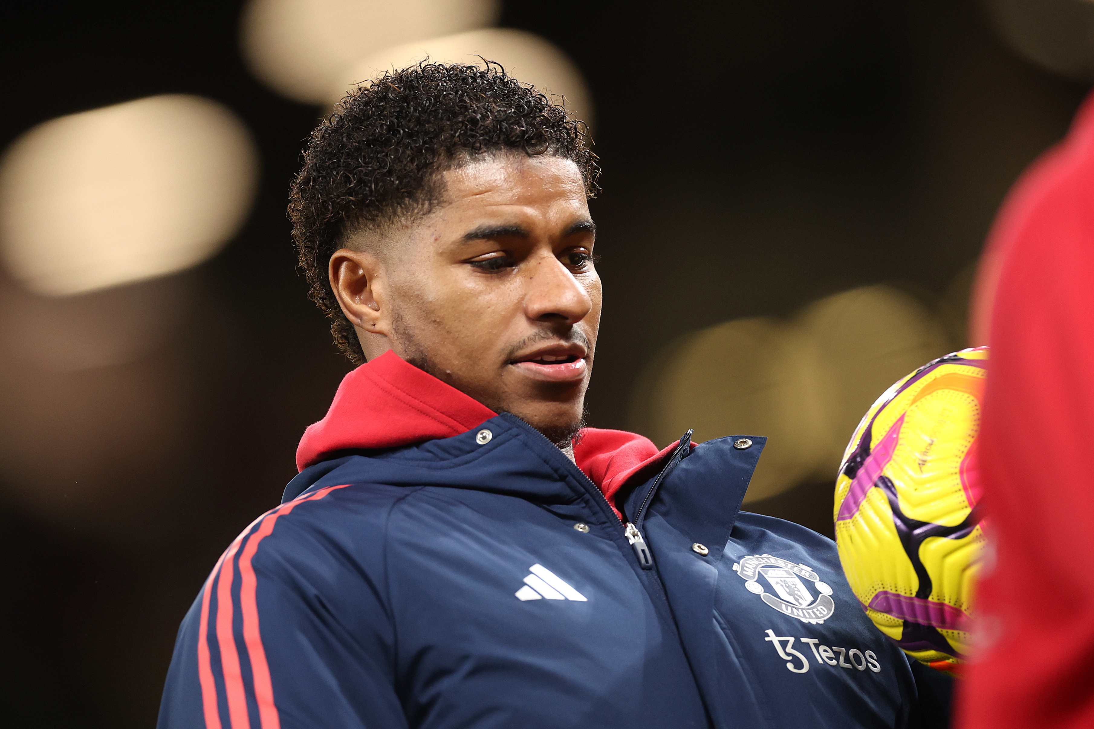 Marcus Rashford s'échauffe au ballon à Old Trafford.