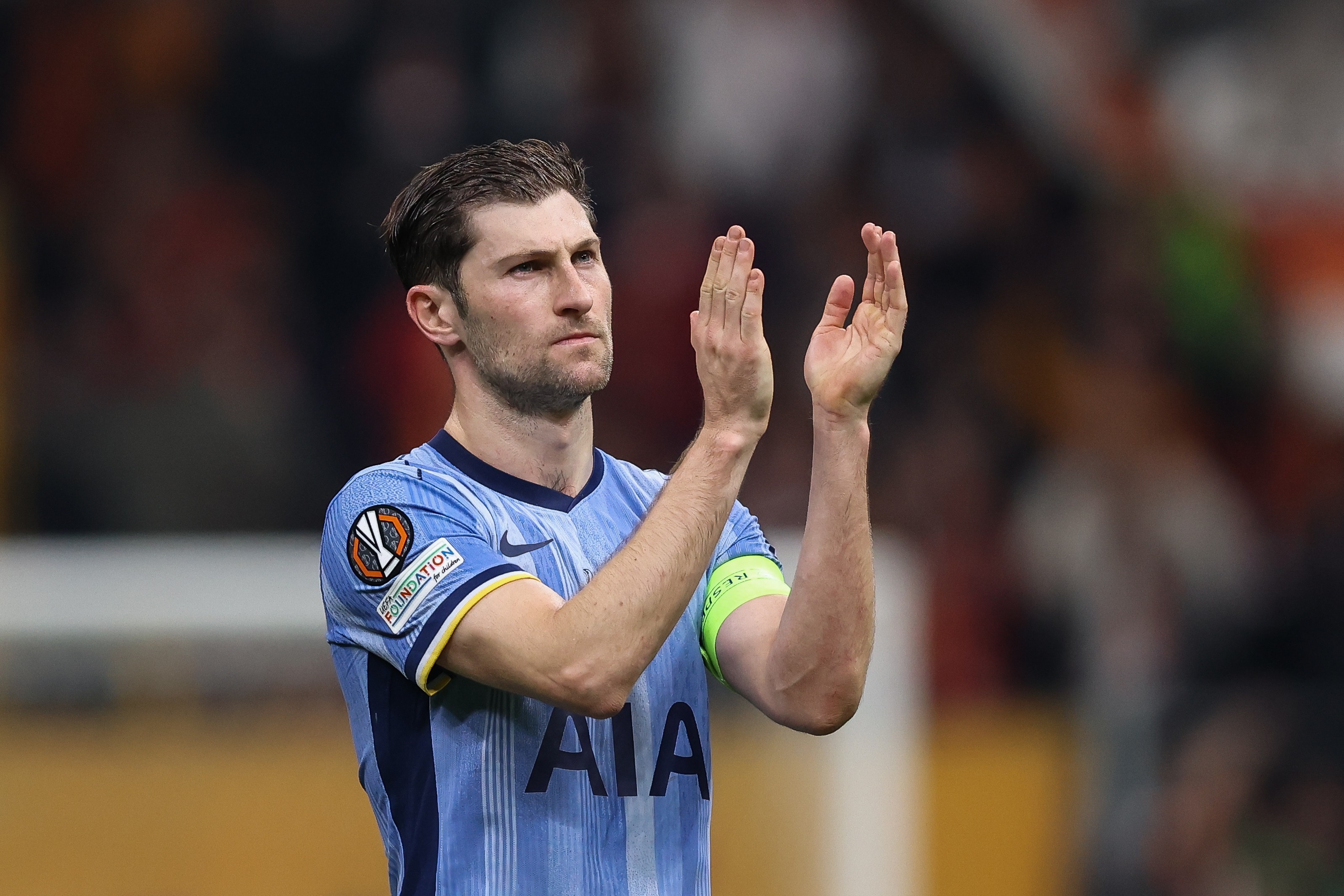 Ben Davies de Tottenham Hotspur montre sa reconnaissance aux fans