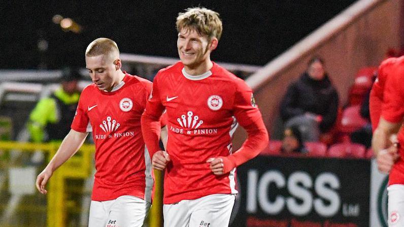 Dylan Sloan célébrant un but lors de la victoire de Larne sur Cliftonville