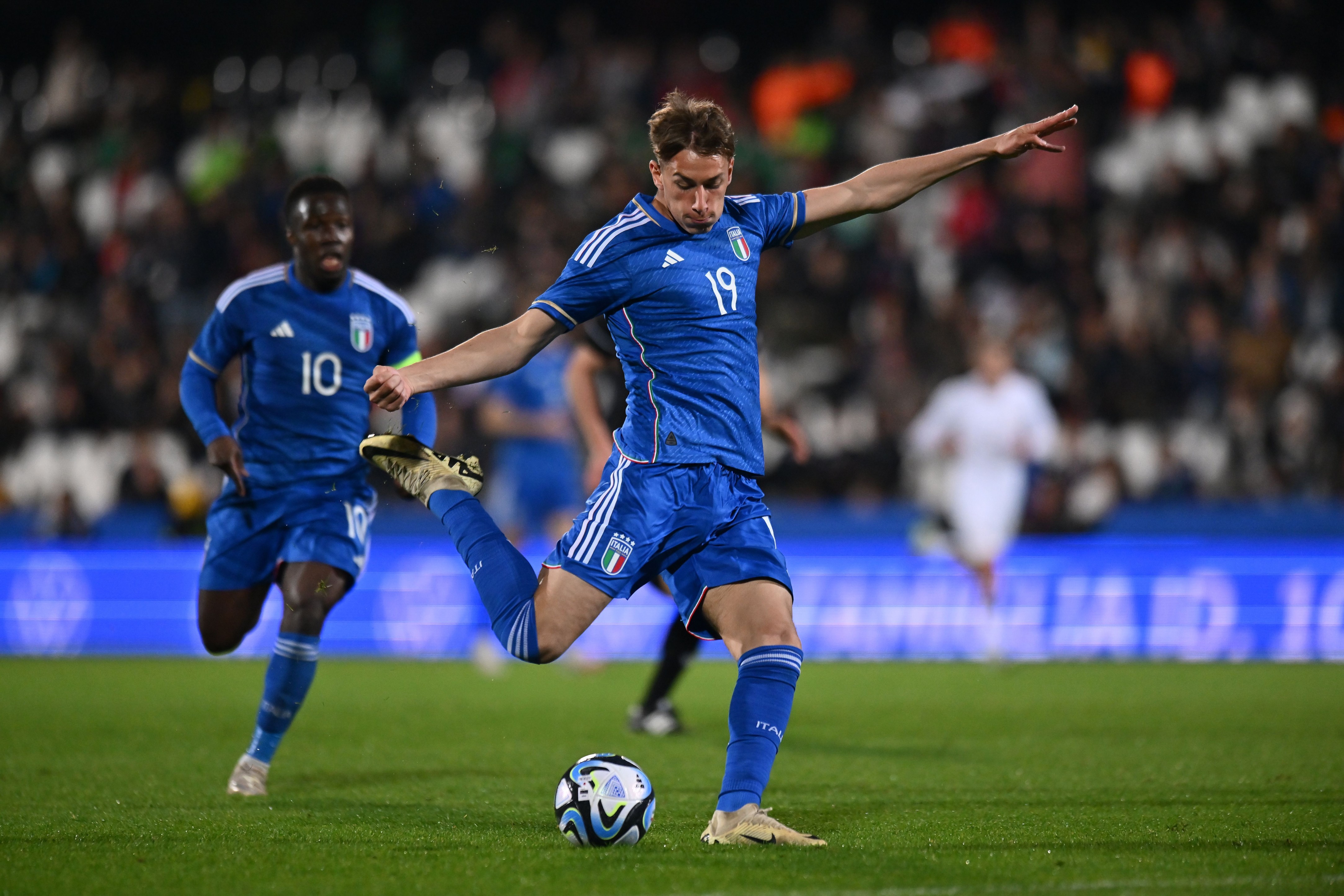 Francesco Pio Esposito de l'Italie U21 en action