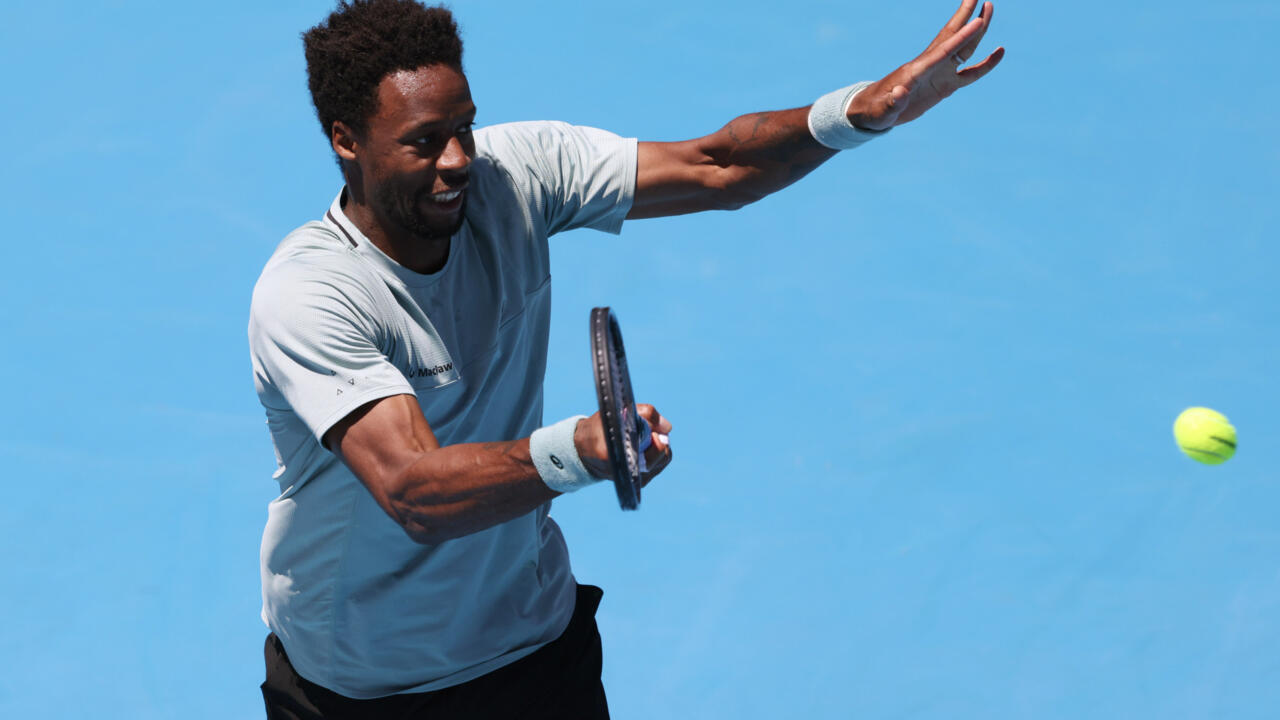 Le Français Gaël Monfils affronte le Belge Zizou Bergs lors de la finale du tournoi à Auckland.