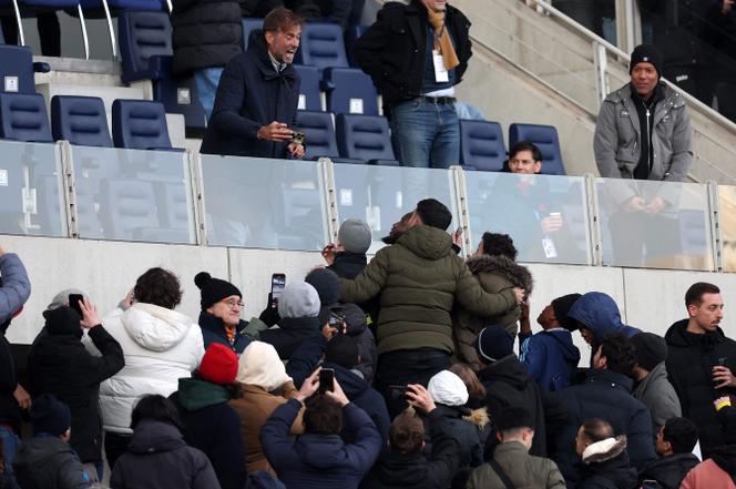 Jürgen Klopp s’adresse aux supporteurs à la fin du match de Ligue 2 entre le Paris FC et Amiens au stade Charléty