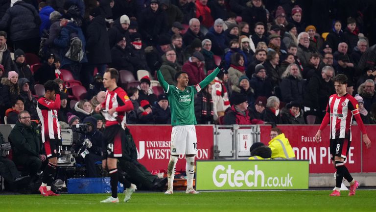 Whittaker reçoit les applaudissements après le coup de sifflet final, laissant Brentford déçu