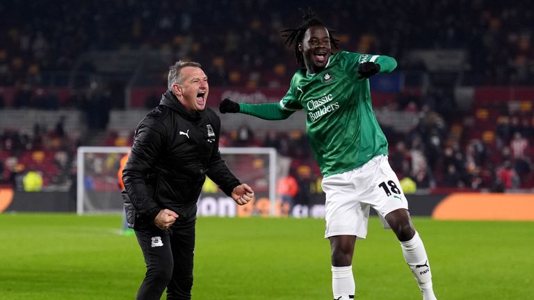 Le manager intérimaire de Plymouth, Kevin Nancekivell, célèbre avec les fans après le coup de sifflet final