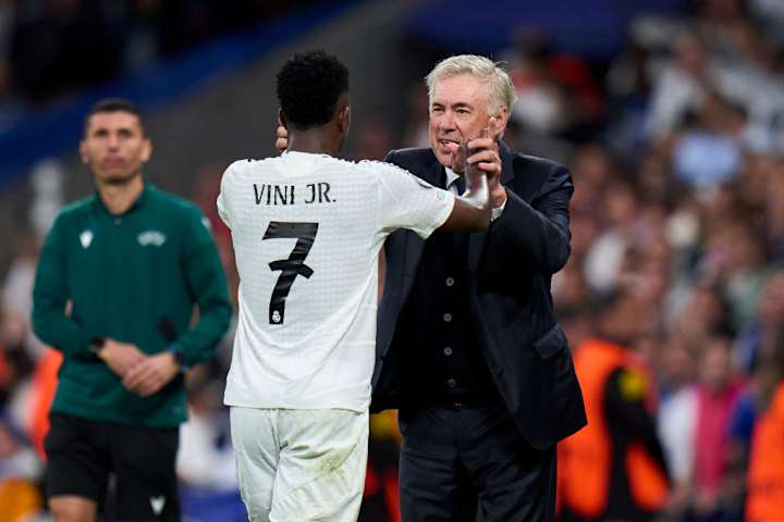 Carlo Ancelotti et Vinicius Junior lors d'un match de la Ligue des champions de Madrid contre Dortmund