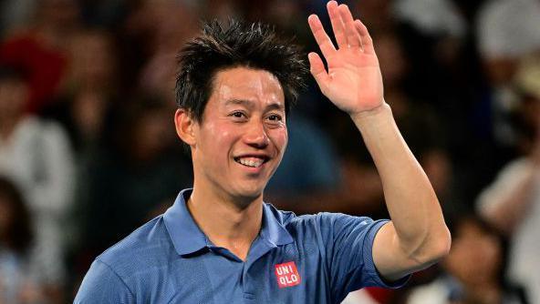 Kei Nishikori salue la foule après sa victoire au premier tour de l'Open d'Australie