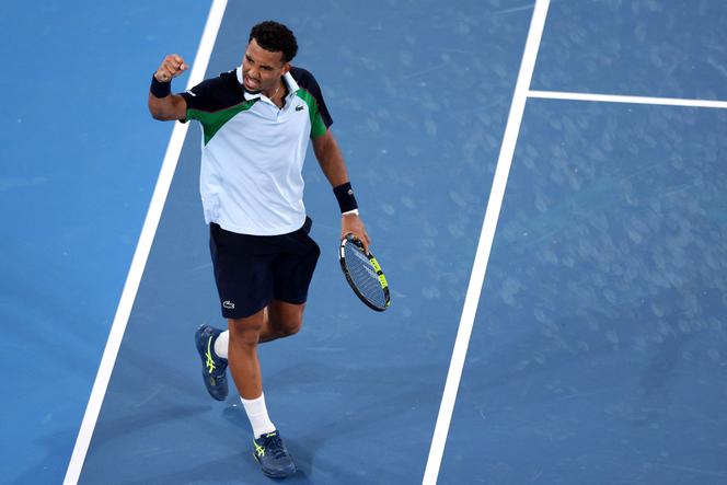 Le Français Arthur Fils célèbre sa victoire au premier tour de l’Open d’Australie face au Finlandais Otto Virtanen, le 12 janvier 2025, à Melbourne.