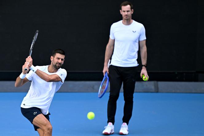 Novak Djokovic (à gauche), à l’entraînement sous les yeux d’Andy Murray, à Melbourne, le 7 janvier 2024.