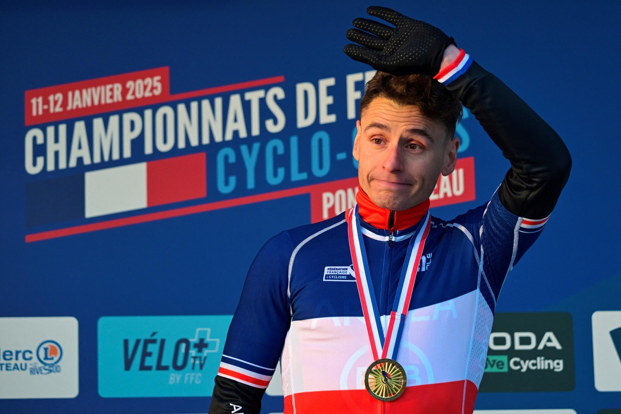 Clément Venturini sur le podium du championnat de France de cyclo-cross.