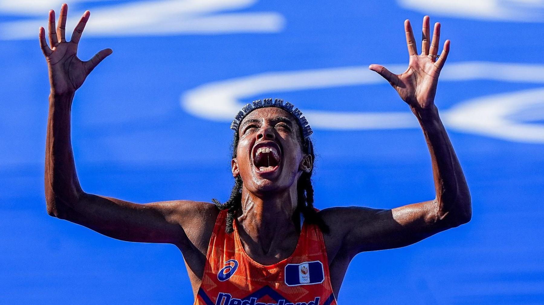 Sifan Hassan célèbre sa victoire au marathon olympique à Paris