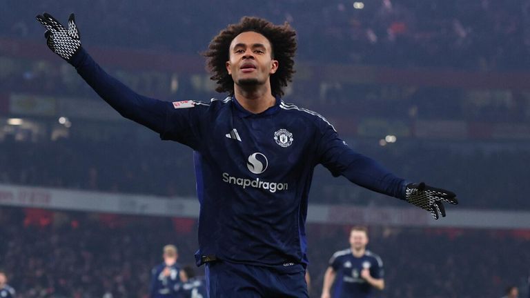 Joshua Zirkzee célèbre après avoir marqué le penalty décisif lors de la victoire de Manchester United contre Arsenal