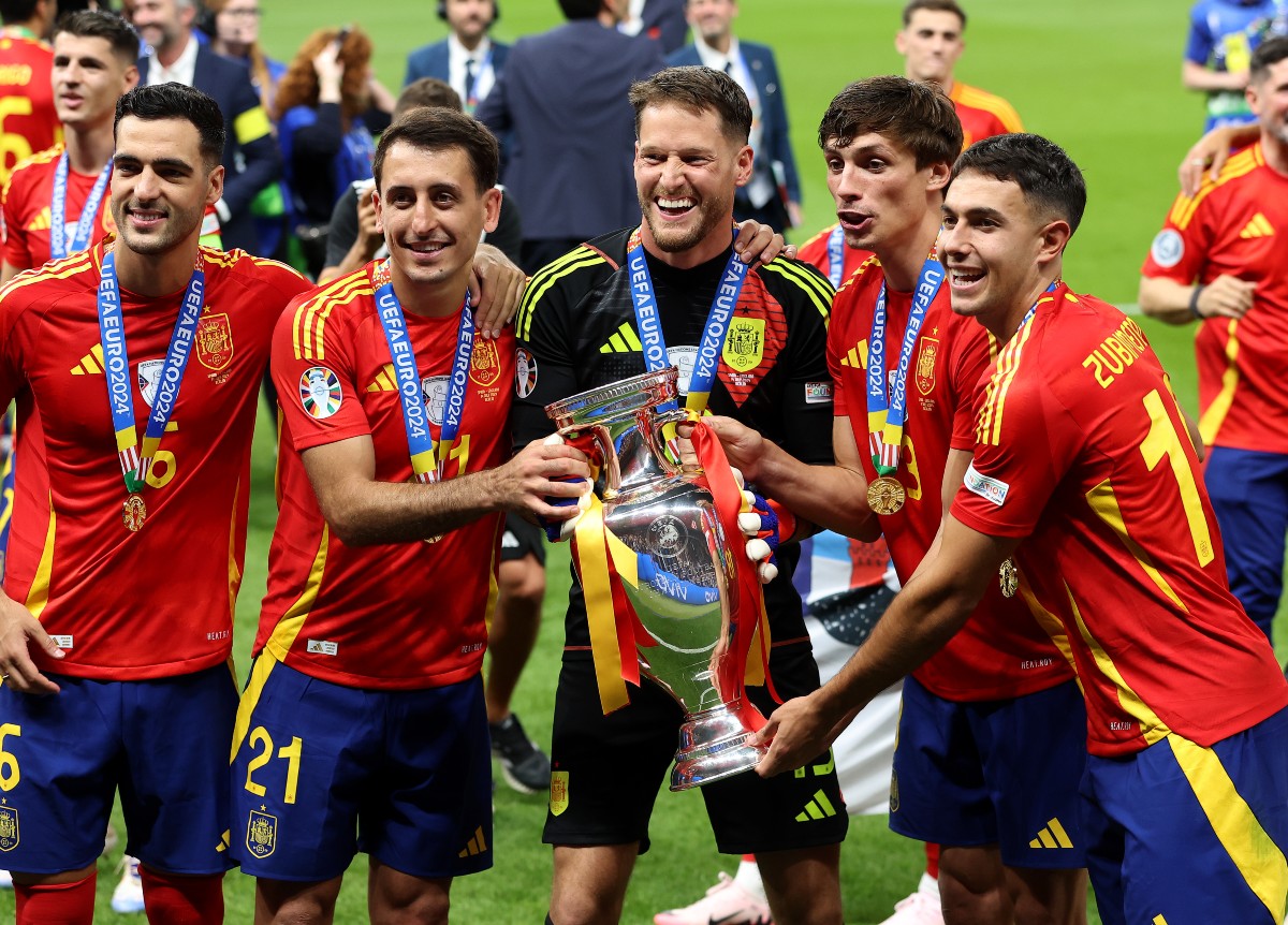 Martin Zubimendi célèbre sa victoire à l'Euro 2024