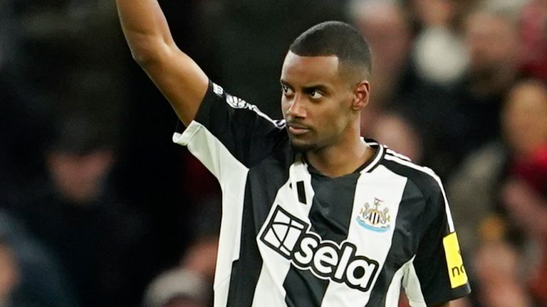 Alexander Isak célèbre après avoir mis Newcastle en tête 1-0