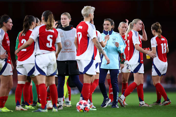 Renee Slegers avec les joueuses d'Arsenal