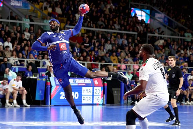 L’arrière droit français Dika Mem lors du match de préparation au Mondial de handball face au Portugal, à Strasbourg, le 10 janvier 2025.