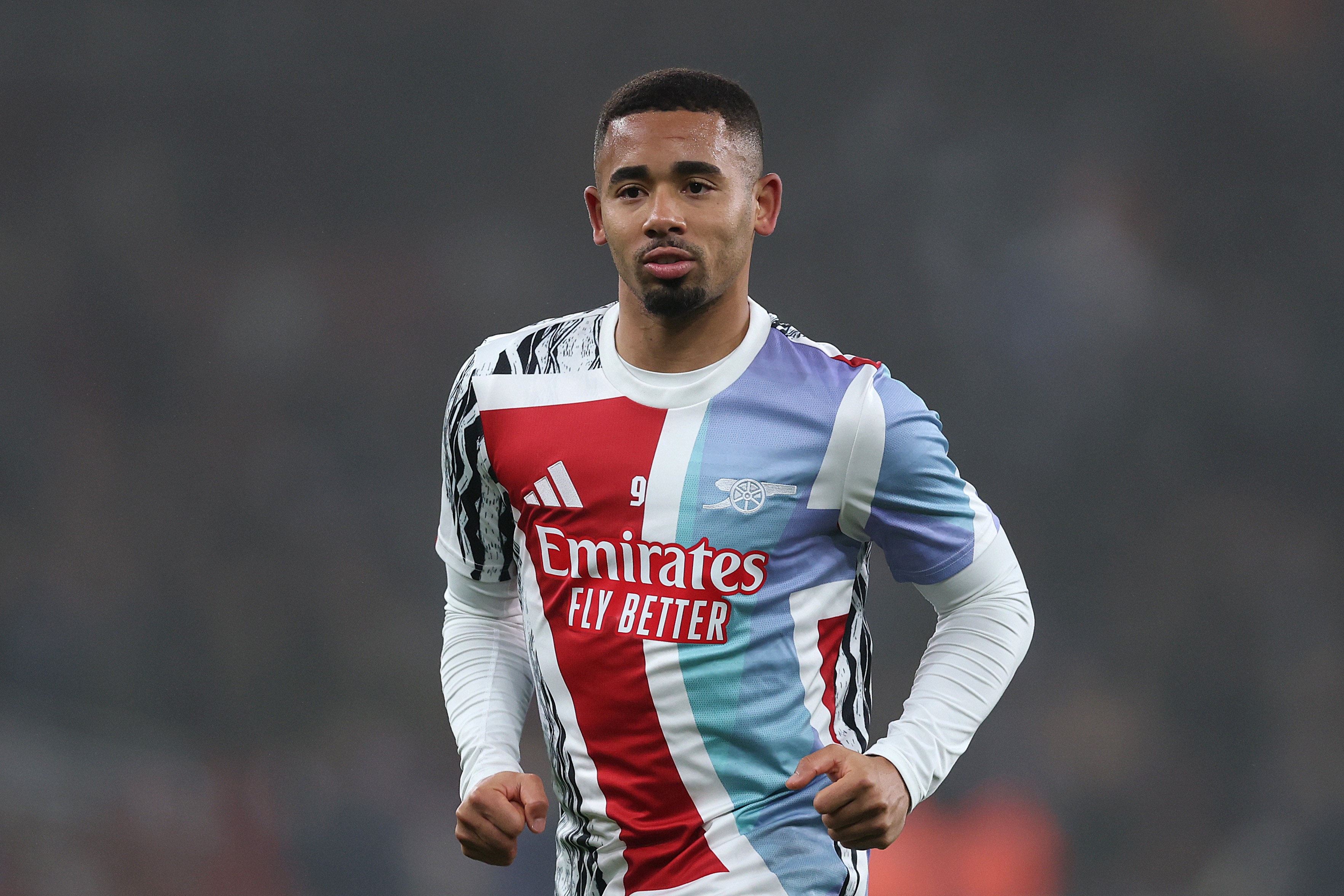 Gabriel Jesus d'Arsenal s'échauffe