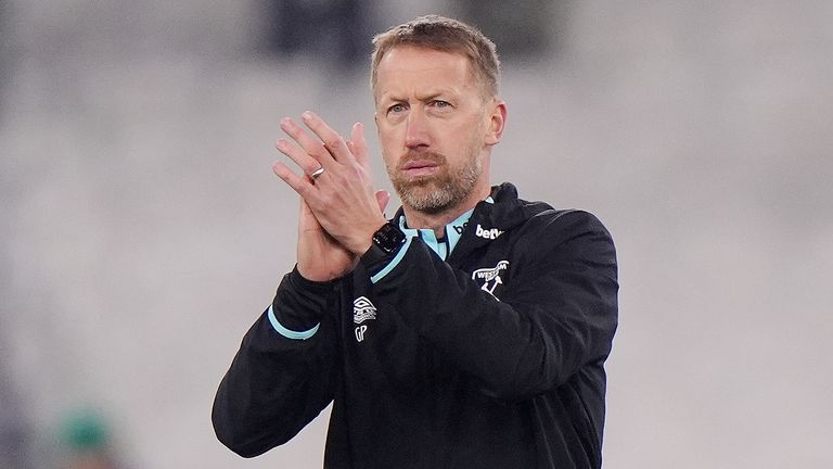 Graham Potter applaudit à la fin du match