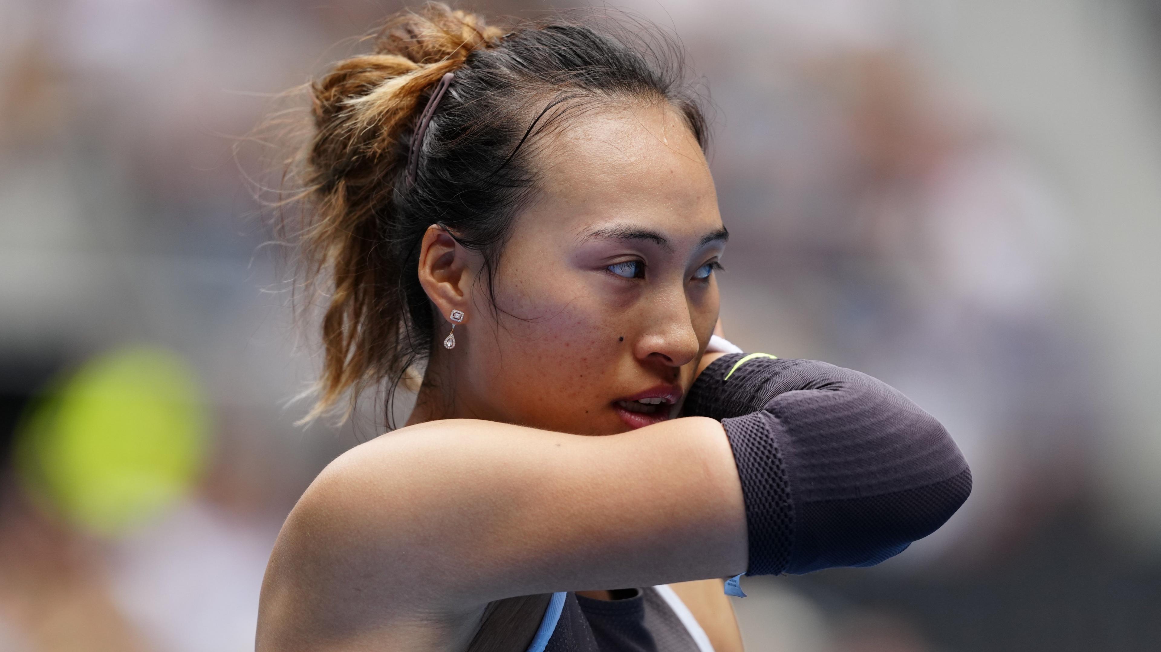 Zheng Qinwen réagit à un point durant l'Open d'Australie