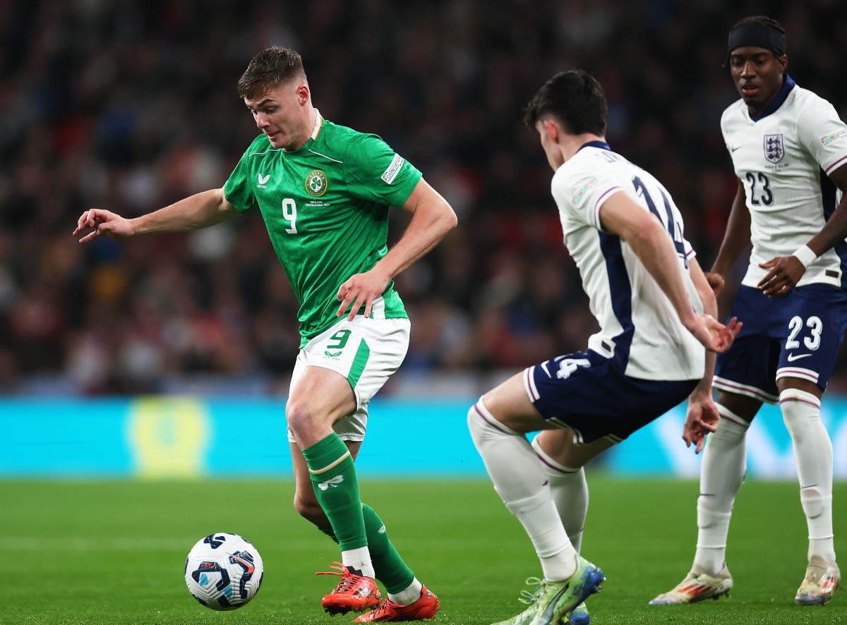 Evan Ferguson en action pour la République d'Irlande contre l'Angleterre