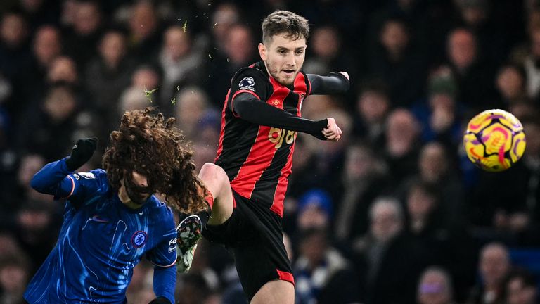 Cucurella et Brooks en confrontation sur le terrain