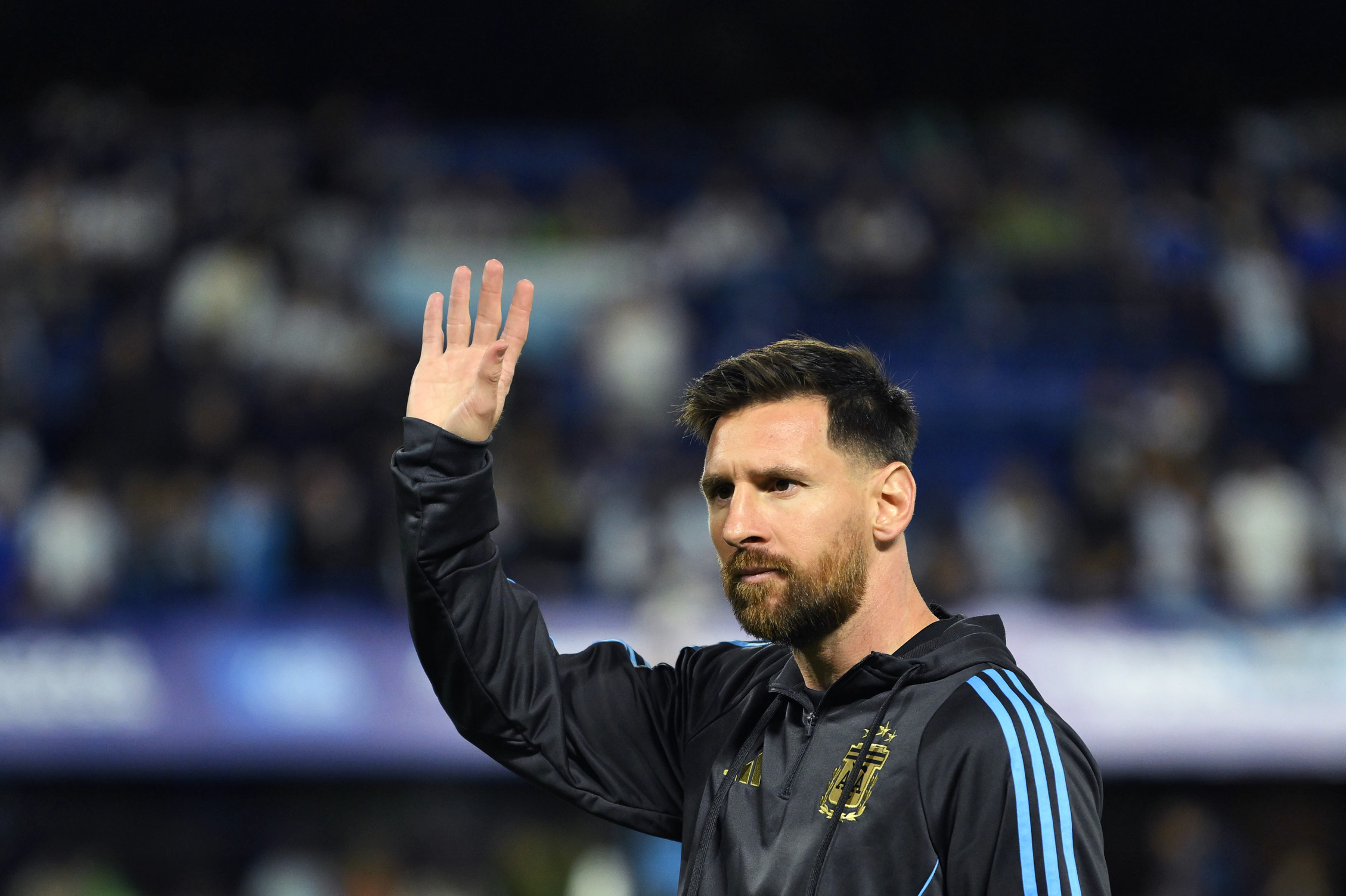 Lionel Messi salue les fans