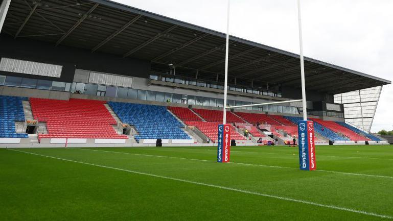 Terrain de rugby avec stands à Salford Community Stadium