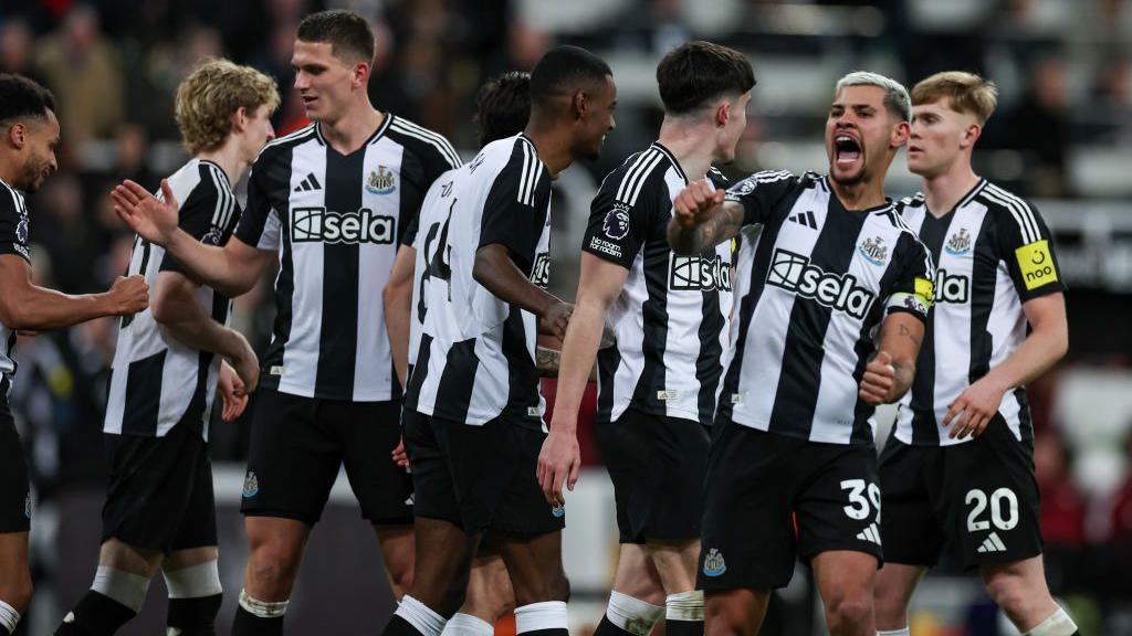 Newcastle célèbre après un but lors d'une victoire 3-0 en Premier League contre Wolverhampton à St James' Park