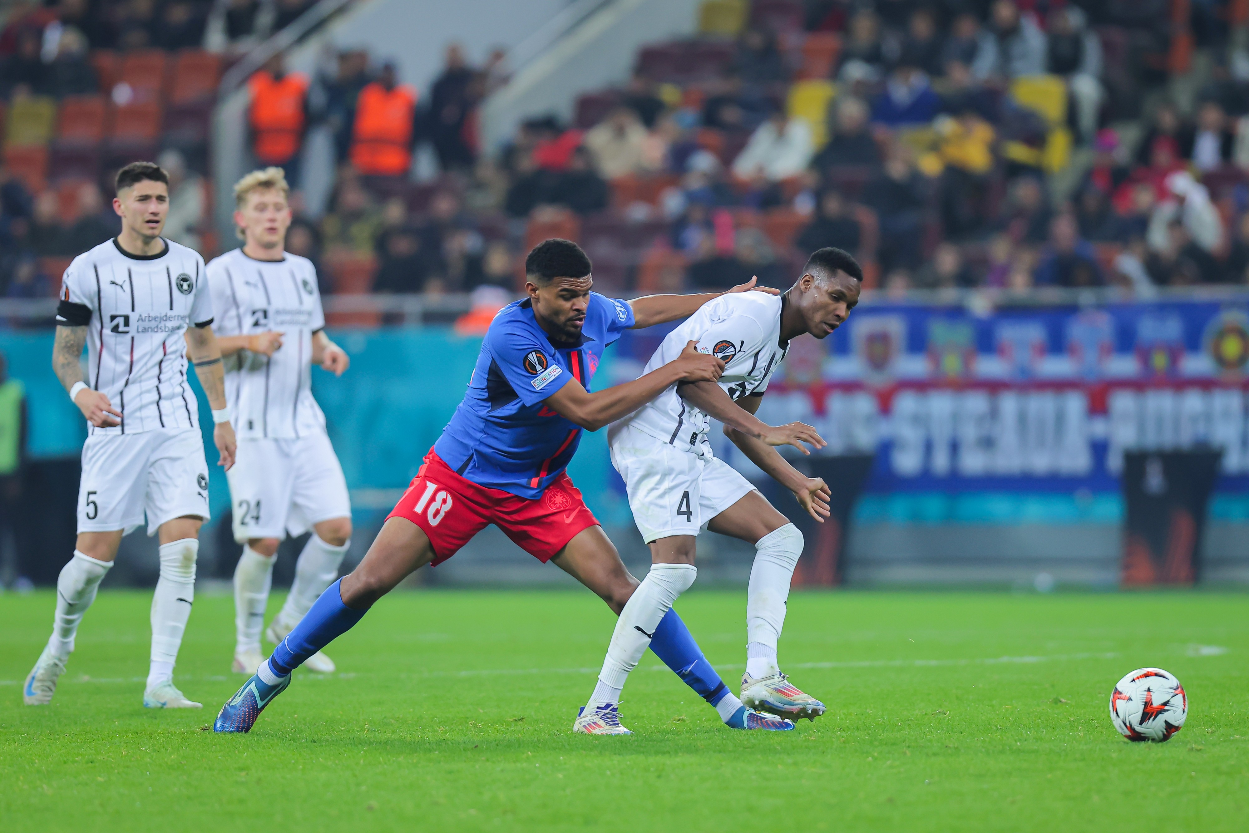 Malcom Edjouma (L) de FCSB se bat pour le ballon avec Ousmane Diao (R) de FC Midtjylland