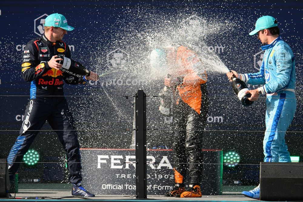 Célébration de champagne de Max Verstappen, Lando Norris et Charles Leclerc.