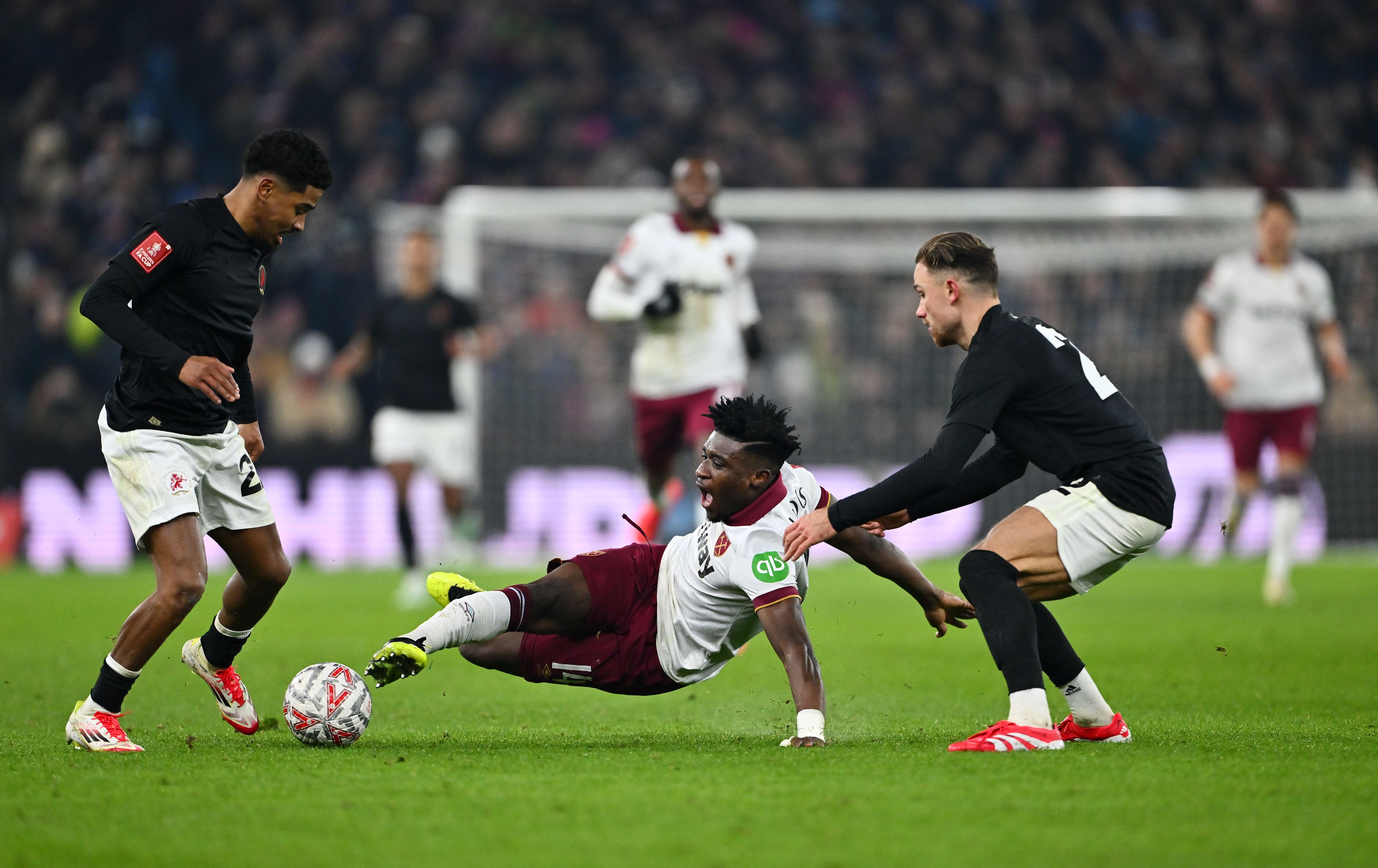 Mo Kudus de West Ham en action contre Ian Maatsen et Matty Cash