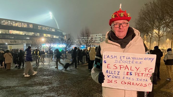 Un supporter de l'ASM au soutien d'Espaly face au PSG, à Clermont, le 15 janvier 2025. (MAYLICE LAVOREL / FRANCEINFO SPORTS)