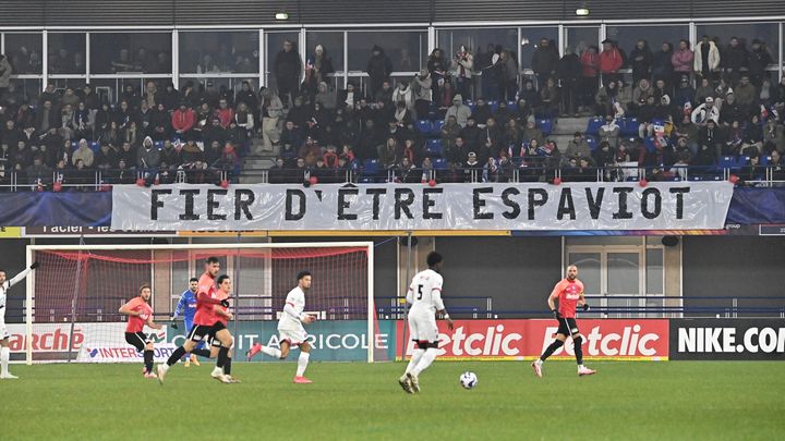 Les supporters d'Espaly en tribune du stade Marcel-Michelin, à Clermont-Ferrand, lors du seizième de finale de Coupe de France entre Espaly et le PSG, le 15 janvier 2025. (MAXPPP)