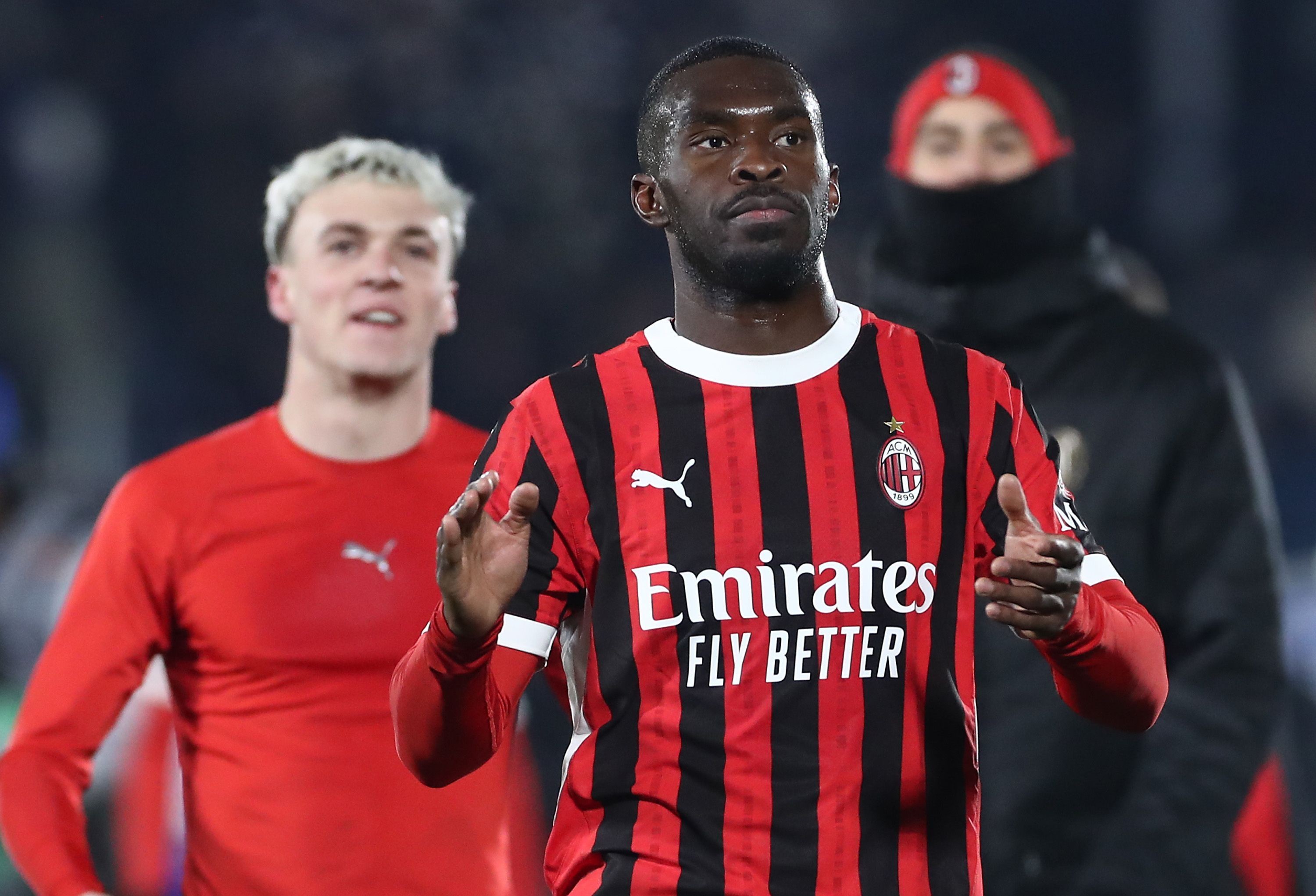 Fikayo Tomori de l'AC Milan salue la foule