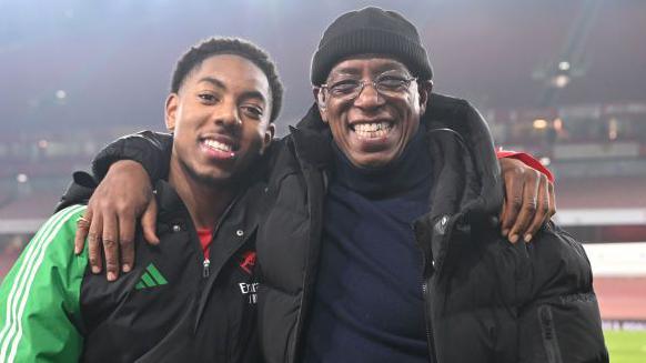 Myles Lewis-Skelly avec Ian Wright