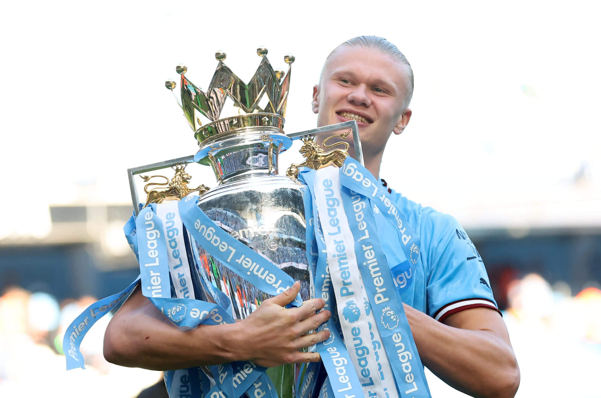 Haaland avec les trophées de Manchester City