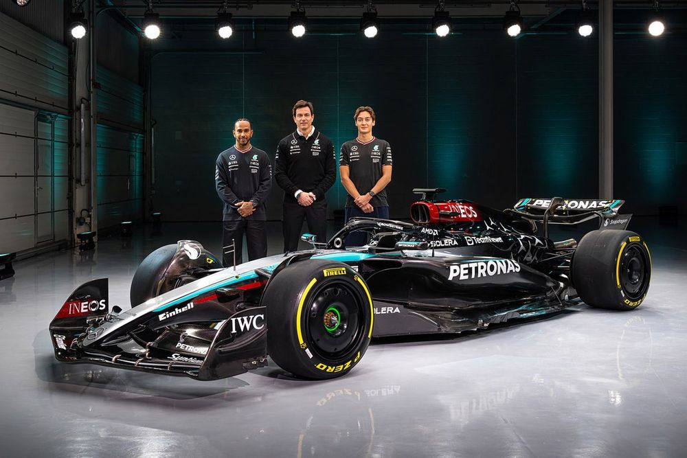 Lewis Hamilton, Mercedes, George Russell, Mercedes, Toto Wolff, Directeur Général de Mercedes-AMG lors du lancement 2024