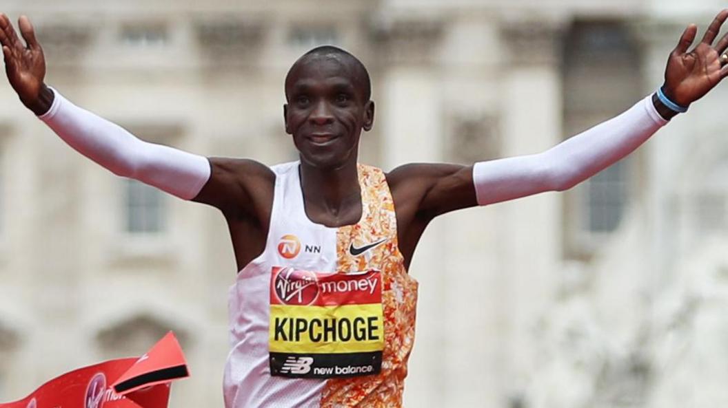 Eliud Kipchoge célébrant sa victoire au Marathon de Londres