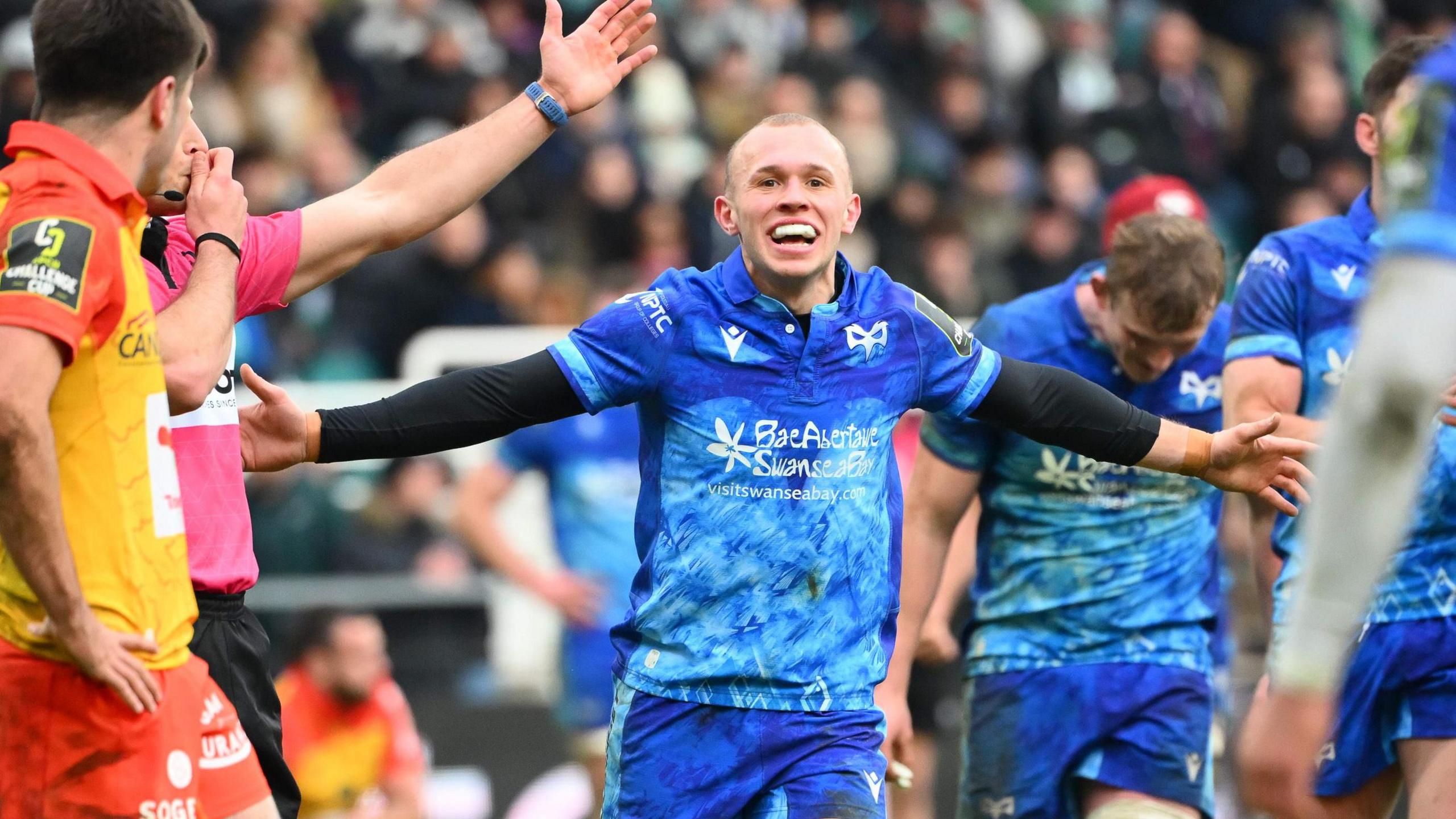 Luke Davies célèbre la victoire des Ospreys à Pau