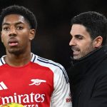 Arteta réagit à la célébration de Lewis-Skelly après la victoire d-Arsenal