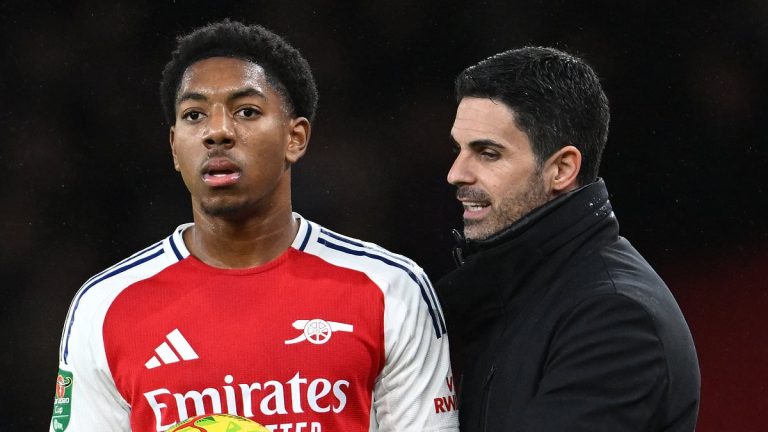 Arteta réagit à la célébration de Lewis-Skelly après la victoire d-Arsenal