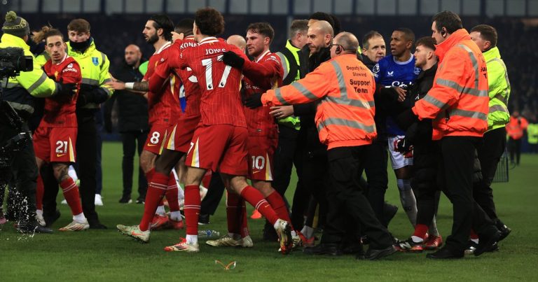 Chaos lors du derby - 4 cartons rouges entre Everton et Liverpool