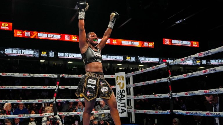 Claressa Shields devient championne poids lourd incontestée