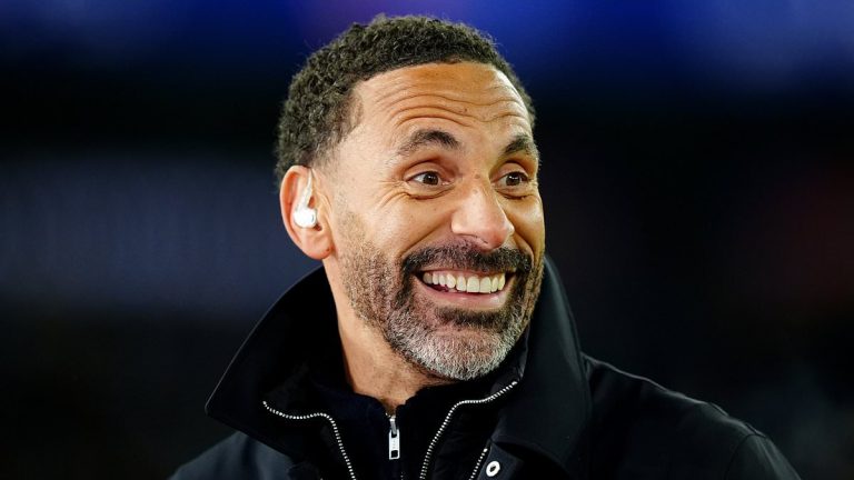 Clive Tyldesley critique la commentaire de Rio Ferdinand lors du derby